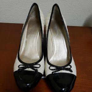 Nine west black and white round toe pump